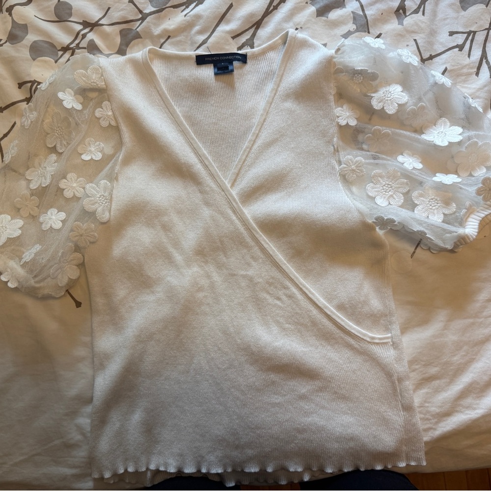 French Connection White Knit Cotton Top with Floral Appliqué Sleeves Worn Once L - Picture 4 of 8